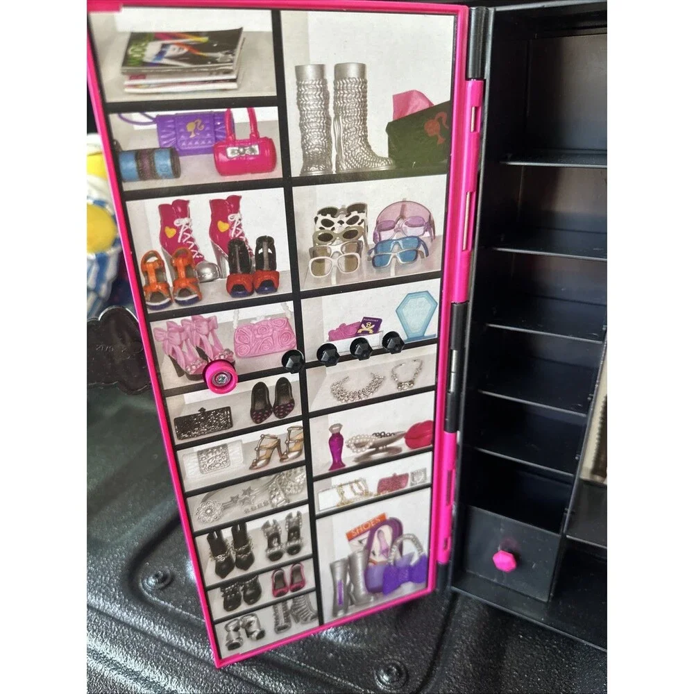 Mattel Barbie Fashionista Ultimate Wardrobe Carrying Closet Case 2011 Pink X5357